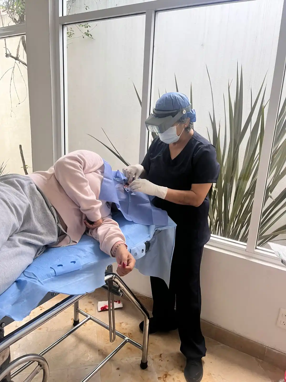 Estudio de piel al microscopio en consultorio dermatológico
